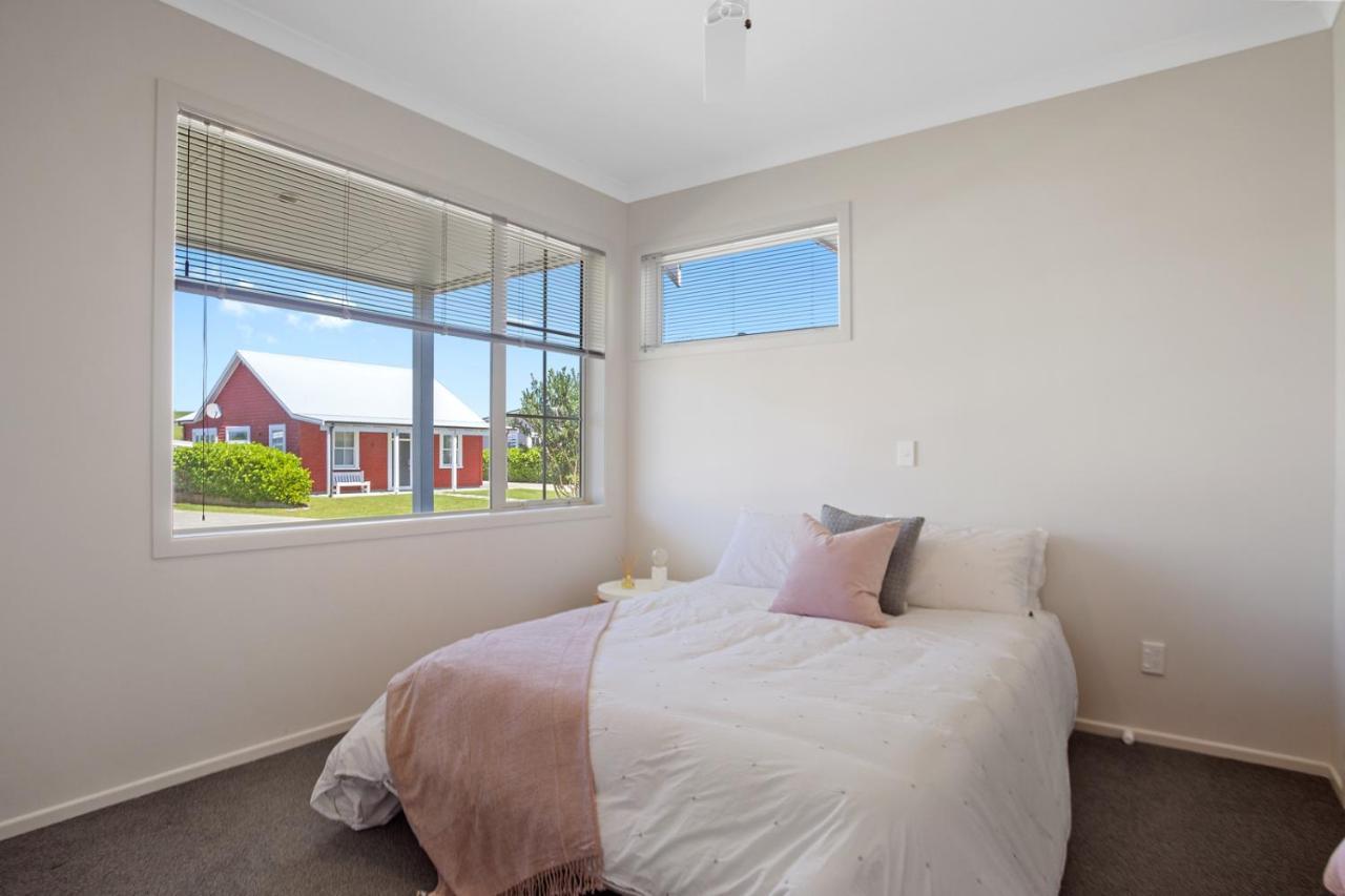 Sky Blue Retreat - Waihi Beach Holiday Home Экстерьер фото